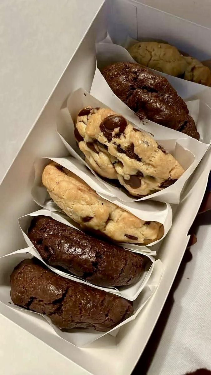 bzrge's tweet photo. one box of cookies ◞* 👀🍪💝˚
—
#timinti short au
(@r8drum @mistqpearls @pyettypumpki @the70sblue) https://t.co/9rAtZioBNe