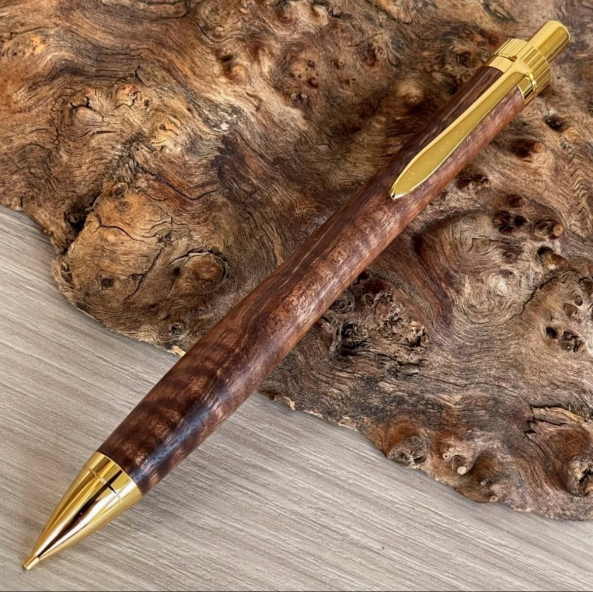 ハワイアンコアカーリー / UMA 木軸シャープペンシル / ゴールド金具　【一点もの！601276】　ボールペンに変更可能・金具色の変更可能

掲載が完了しまた
是非ご覧ください😊

mukuya.stores.jp/items/6974de1f…

#MUKU屋 #木軸ペン #ハワイアンコア #木軸シャープペンシル #木軸ボールペン