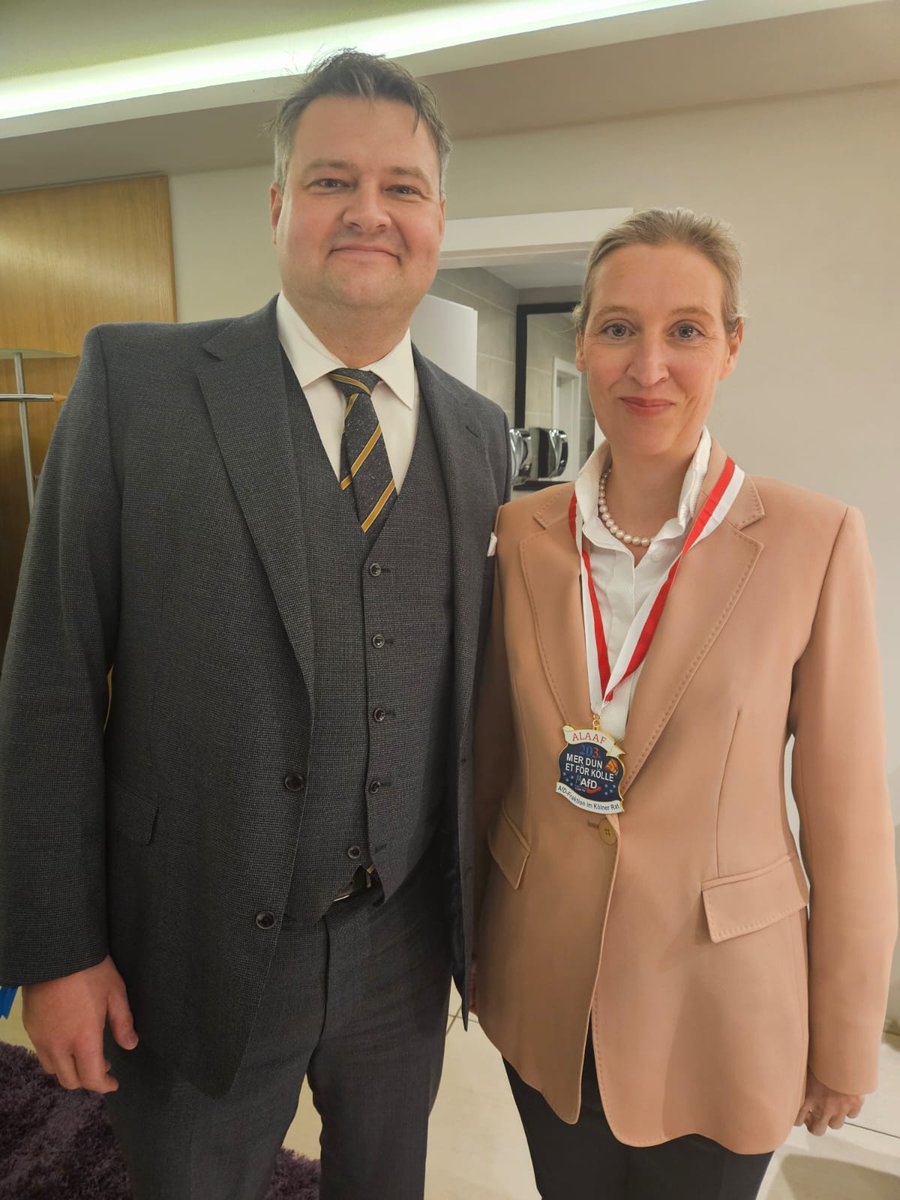 Unsere Bundessprecherin <a href="/Alice_Weidel/">Alice Weidel</a> haben wir heute den Karnelvalsorden unserer <a href="/AfDKoelnerRat/">AfD - Fraktion Stadtrat Köln</a> überreicht. Sie hat sich sehr gefreut. Wir konnten sie in #Muelheim treffen!