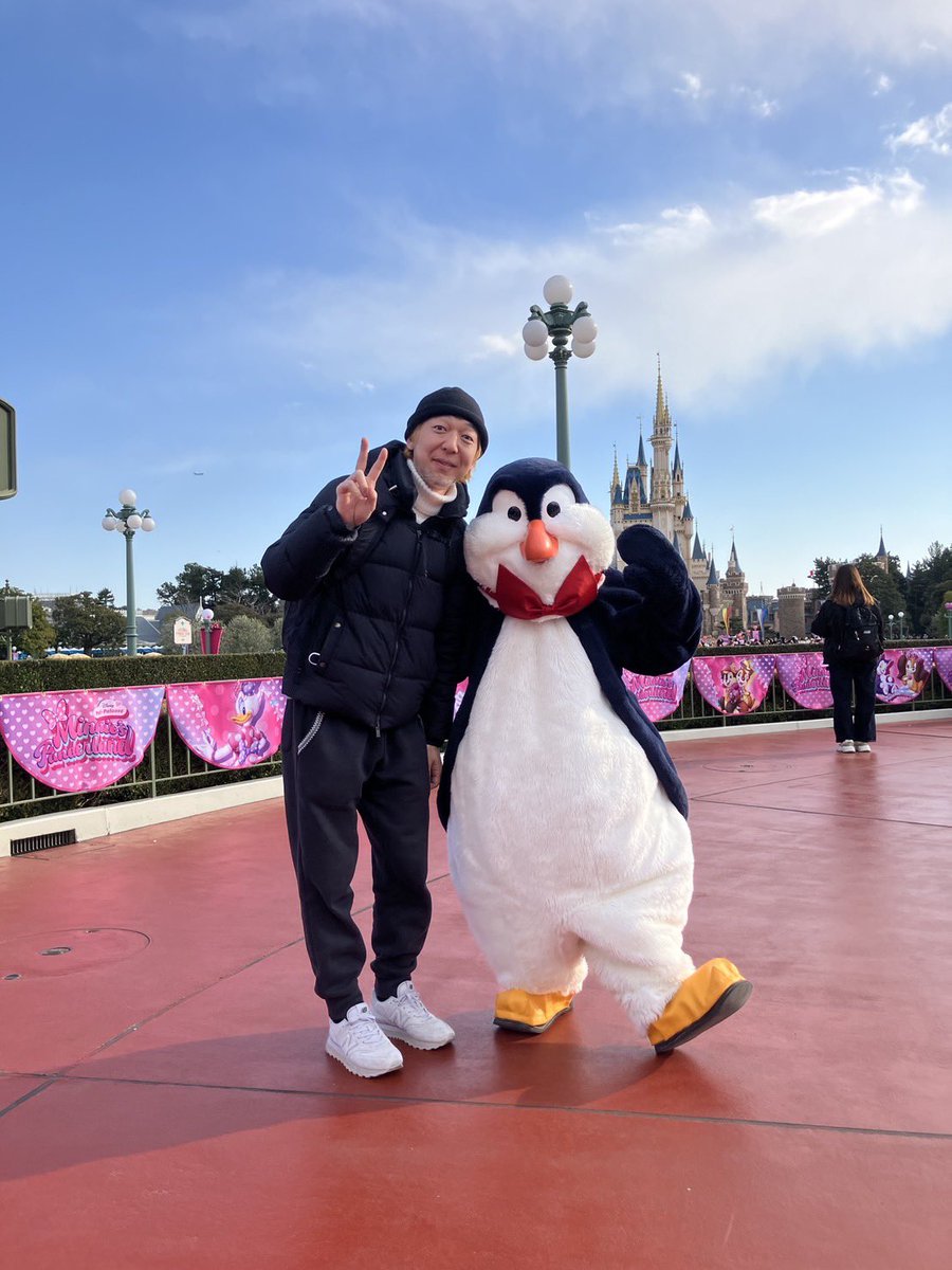 息子氏に向かって手を振ってくれ、一緒に写真撮ろうって誘ってくれたのに恥ずかしくて逃げてしまい、途方に暮れそうになっていたウェイターとパシャリ。
撮影者はなんとその逃げた息子氏。
写真上手くね？