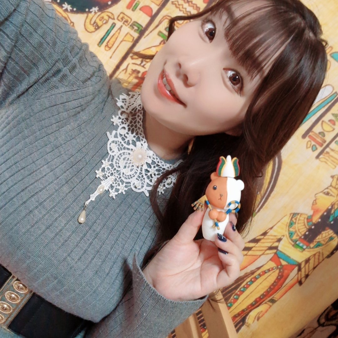 【#奥井教】本日の配信もありがとうございました！
メムノンの巨像、ダッシュして見たかった後ろ側、これが限界でした。今日のおやつは大阪土産。ご馳走様です♪
#エジプト旅行