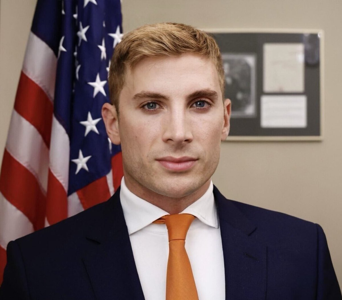 PBlanrue's tweet image. L'homme qui fait le lien entre l'extrême-droite française et le mouvement trumpiste s'appelle Jacob Helberg. Originaire de France, où il a grandi dans une famille juive, cet ancien donateur de Biden, est devenu pro-Trump aux début des années 2000 en raison de son soutien à…