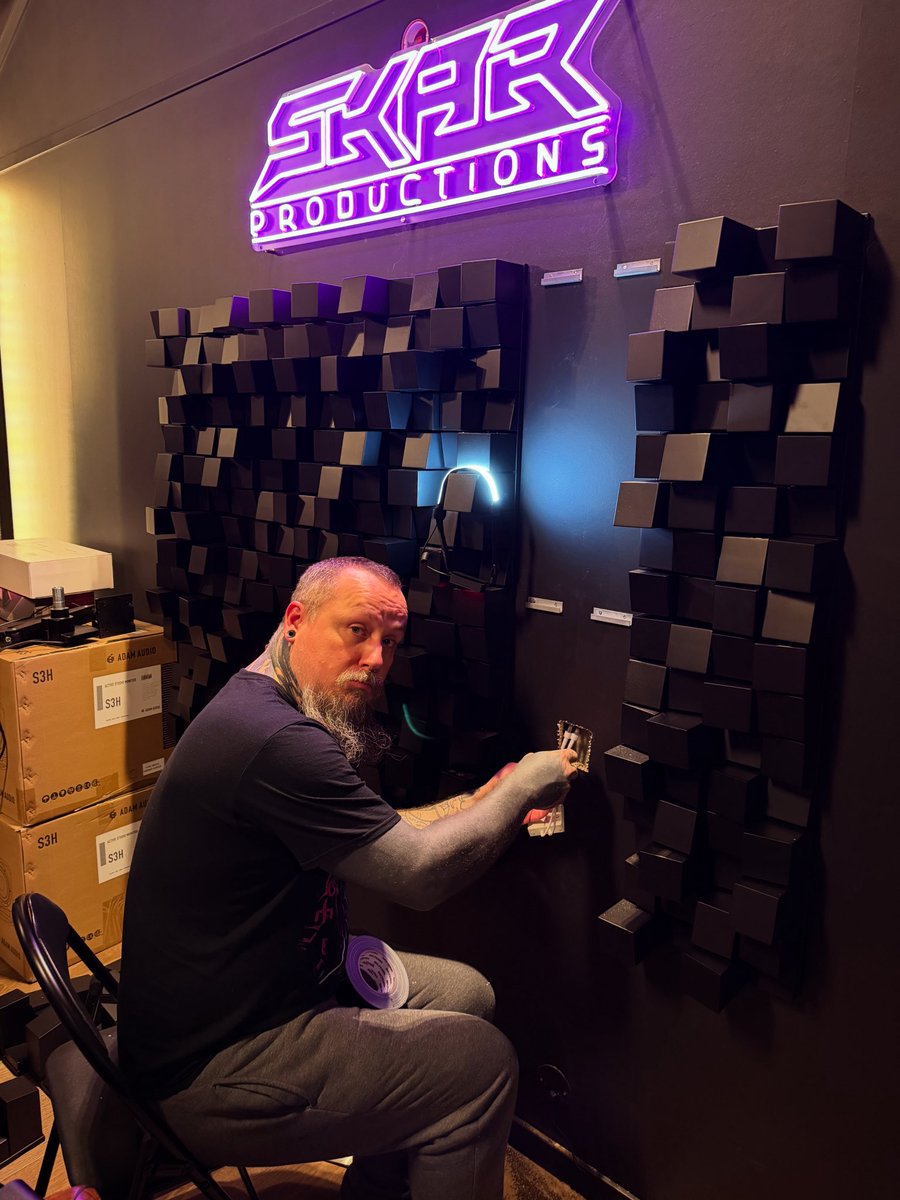 The amount of time takes building a studio when you decided not to take shortcuts is insane. Drilling holes in the wall to get the cables for my neon sign hidden is just not something I thought about. Then boom one day gone just for this.

It’s getting close to soon being able to