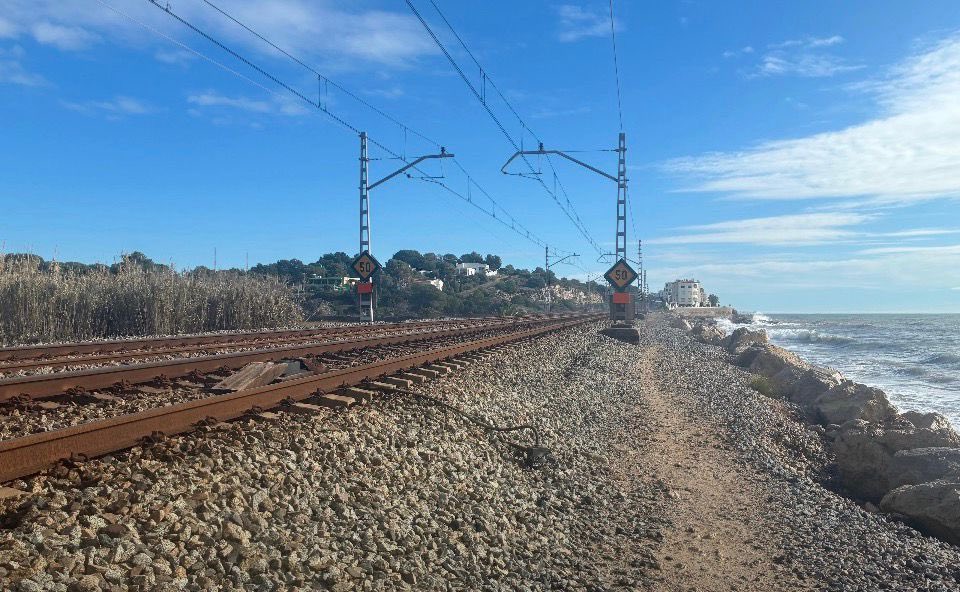 Framaurus's tweet image. Fotos de ayer. Tramo Cubelles-Vilanova. Tornillos defoliados y corroídos .