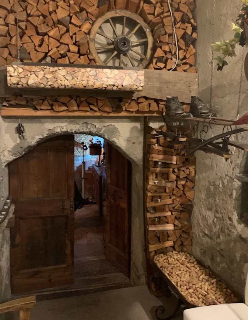 Gianna2119's tweet image. #PMJWeeklyChallenge
#OpenDoors
@pmj_photos 
Osteria a Poschiavo🇨🇭