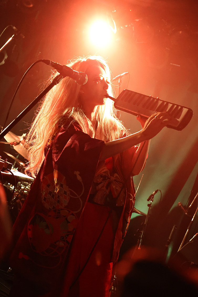 ちなみに今回のアルバムにてワタクシは歌と詩の他に、鍵盤ハーモニカ、エレキギター、トイピアノの演奏を担当しました❤️‍🔥🎸🎹

#AConcreteMur