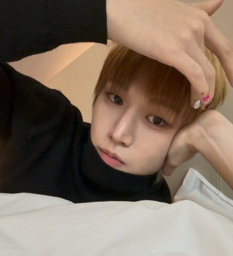 _riwoodonut's tweet photo. need to hold myself back from taking too many screenshots but just look at my gf https://t.co/DPZDCf3tI3
