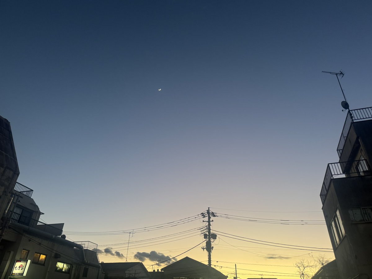 dai46u's tweet photo. 1月後半も、「不安定な働き方から不安定な働き方へ」移動し続ける方の「スキマ」を埋める対応がとても増えています。「明日○○○の工場へ入寮が決まっています。高速バスの切符は貰いました」「週明け、○○○のリゾートバイトが決定しています。航空券も確保してもらいました」こうした言葉を、このところ本当によく聞きます。大阪・関西万博の開幕前には「万博の警備の仕事が決まっています」と話す方に多く出会いましたが、直近は「万博の警備の仕事から戻って来ました」という方々に会う機会も増えてきました。
   
こうした移動を繰り返す方々に対して、「一度、公的支援を使ってアパートを確保し、そこを起点に生活を立て直しませんか？」と提案しても、働きたい／働けるという事実の前で、ほとんどの方が「今ではない」と答えます。その「今ではない」がうまくいくことを願いながらも、もしまた困ったときに途切れずつながれるように。「せかいビバーク」は、そんな受け皿であり続けたいです。
  
それにしても対応件数が多いです。新規だけで1日2〜3件、継続支援も含めると1日5件以上が続いています。いろいろな意味でリソースを確保しながら、支援を継続していきます。📰活動報告1/24
     
🌿緊急宿泊支援を支えるためのクラファン、あと3日！残り約46万で達成です！どうかあと一息をご支援ください！（ページはリプ欄）