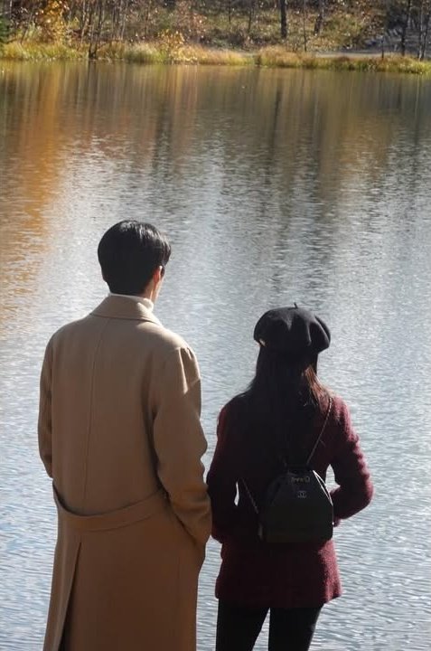 kdrama_menfess's tweet photo. •KDM• [BREAKING NEWS] Actress Cha Muhee shares photos of non-celeb boyfriend, face hidden for privacy!

K-netz Reacts:
​My goddess is taken, but they look so good ㅠㅠ
​He's a non-celeb, don't doxx him!
​Who's the lucky guy? So jealous!
​An interpreter? 
https://t.co/HW8amppPhJ