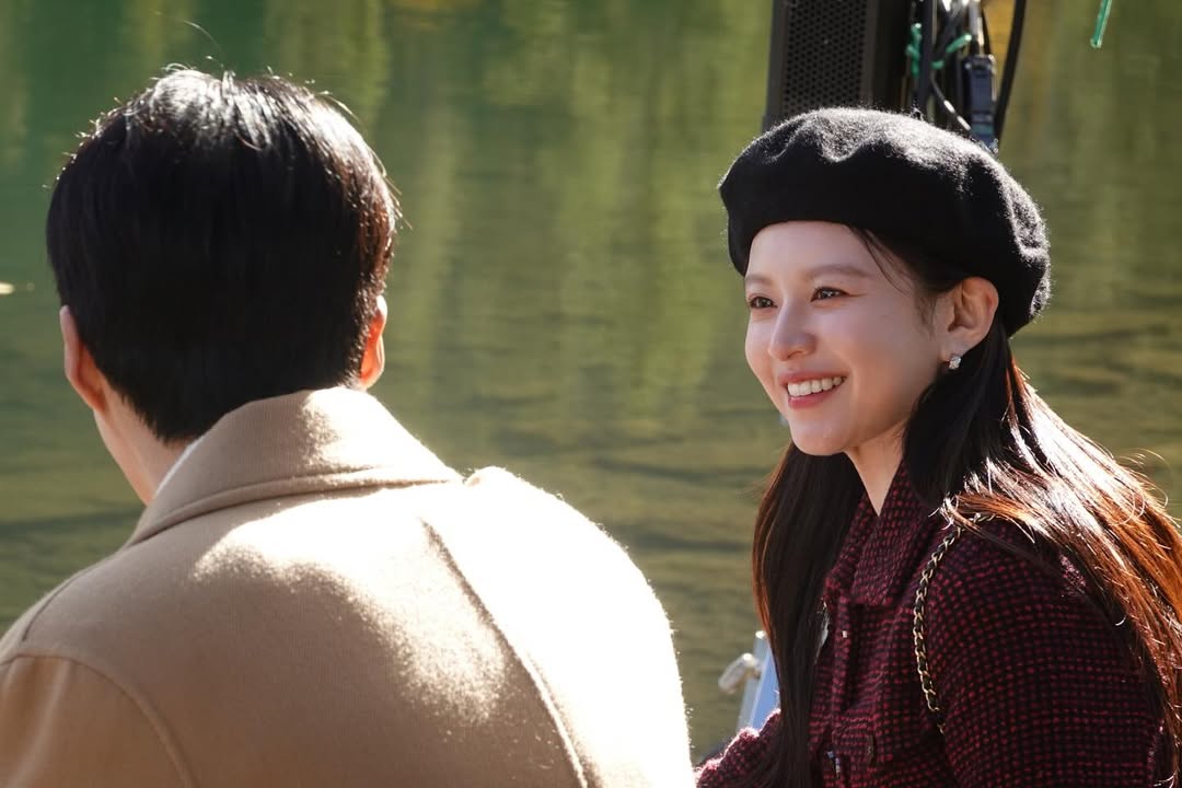 kdrama_menfess's tweet photo. •KDM• [BREAKING NEWS] Actress Cha Muhee shares photos of non-celeb boyfriend, face hidden for privacy!

K-netz Reacts:
​My goddess is taken, but they look so good ㅠㅠ
​He's a non-celeb, don't doxx him!
​Who's the lucky guy? So jealous!
​An interpreter? 
https://t.co/HW8amppPhJ