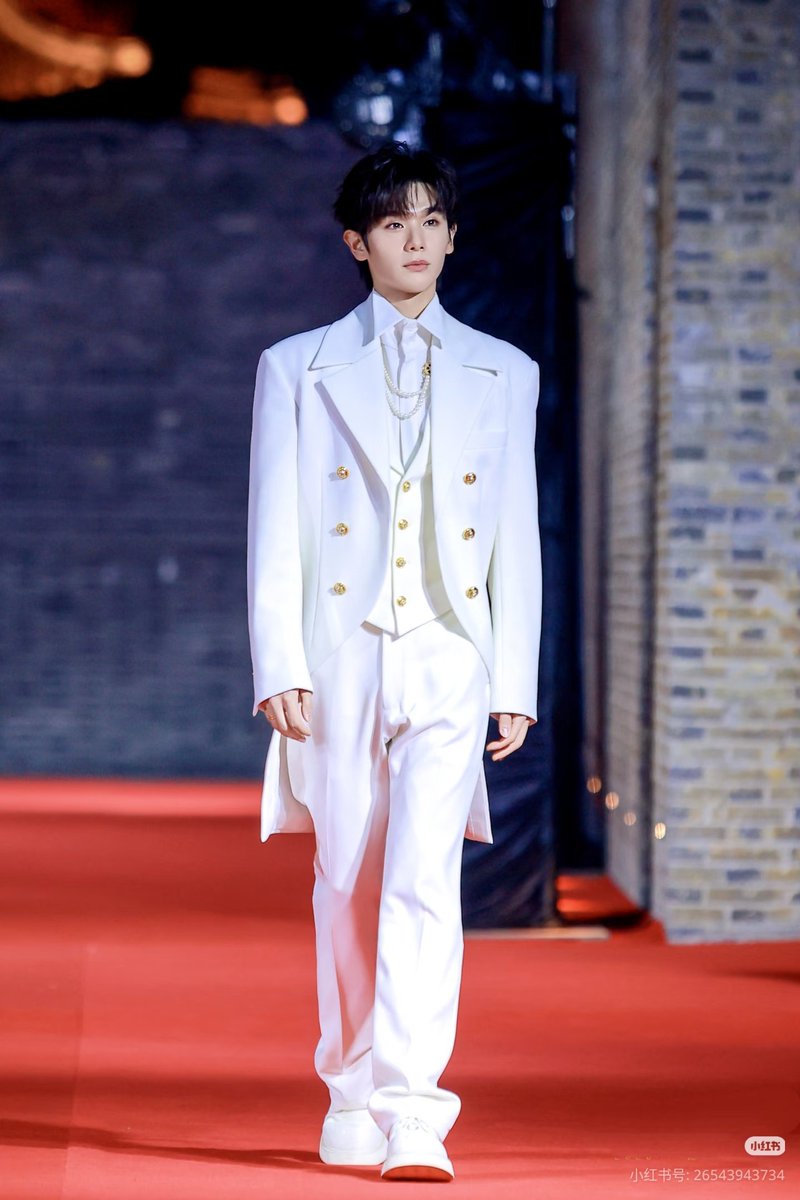 มาเดินเล่นในใจเรามั้ย🥰

NNINE RAYLI 30THANNIVERSARY 
#GQCx瑞丽30周年