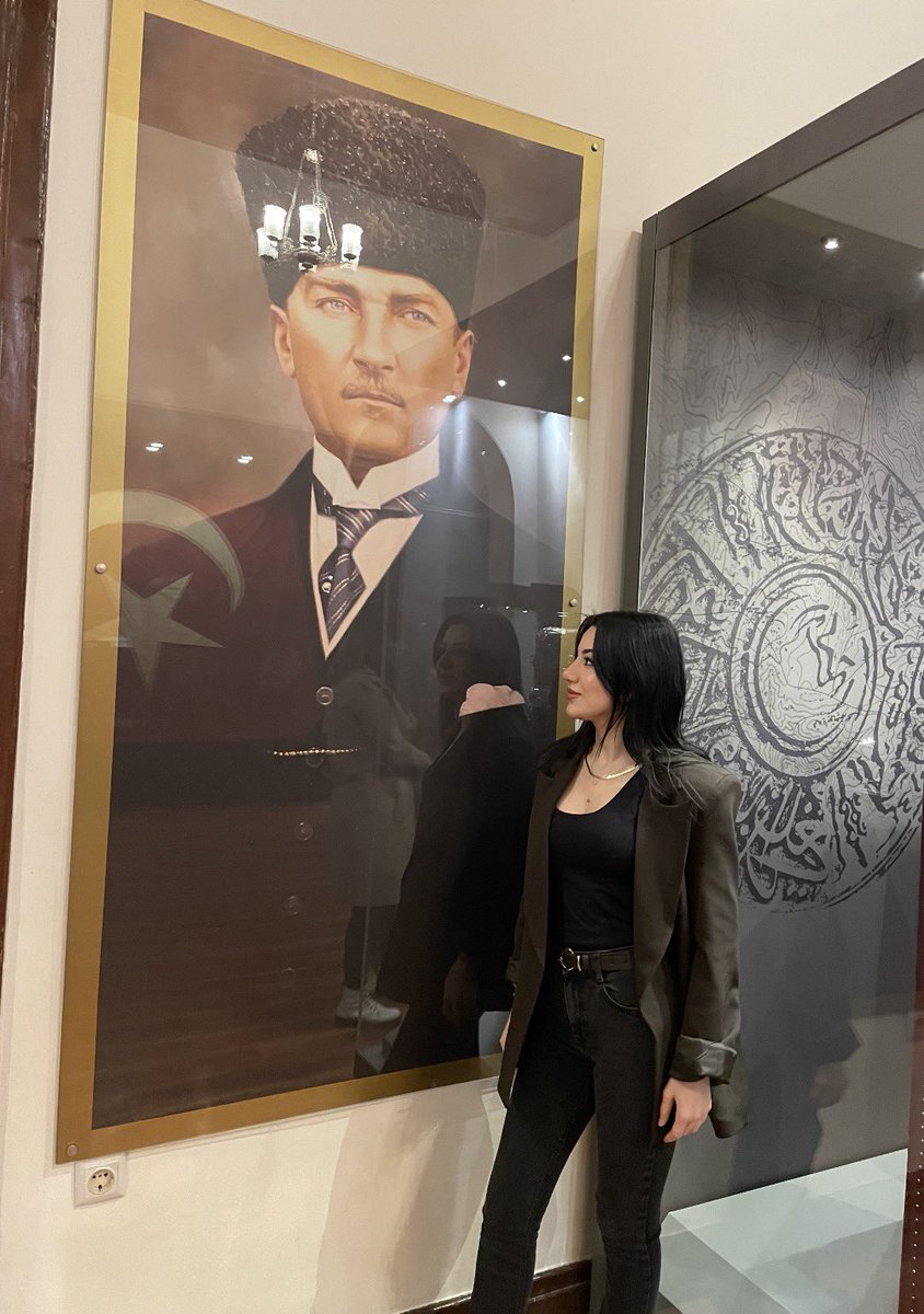 Nesrinbatii1's tweet photo. Saçım sembol değil, kimliğim Türk https://t.co/0kmFdDEbcI