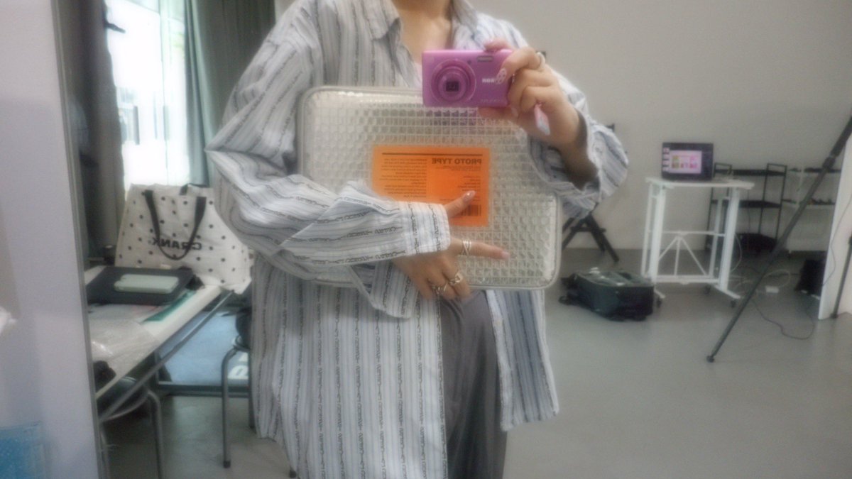 mitomingdesign's tweet photo. 在庫残り4個のみ。年明けに追加したメタルジップケースが好評です。

製品寸法 37cm×25cm×2.5cm
14インチ.シルバー https://t.co/YaO54RAaS6