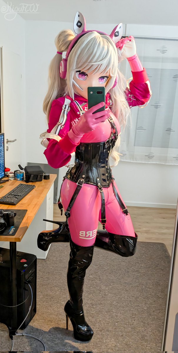 It's really not easy to keep your balance in those shoes 

#kigurumi #着ぐるみ #NIKKEcosplay