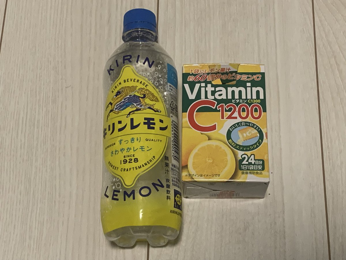 Luca_atonement's tweet photo. キリンレモンを飲んでいたところ、レモン果汁が入ってないことに気がついたんですね。
なのでレモン感を増そうと口の中にレモン味ビタミンC顆粒スティックを入れてからキリンレモンを飲んだんです。

口の中で混ざって爆発しました。 https://t.co/G3ap9opFJb