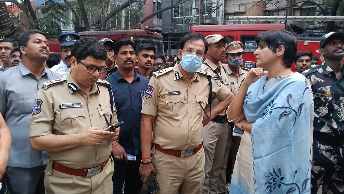 NewsMeter_In's tweet image. #Hyderabad

@hydcitypolice Police Commissioner @SajjanarVC, along with @Collector_HYD @harichandanaias, along with Disaster Response teams, are engaged in #rescue operations following a #fireaccident at a #furnitureshop in #Nampally. 

#Traffic movement in the area has been
