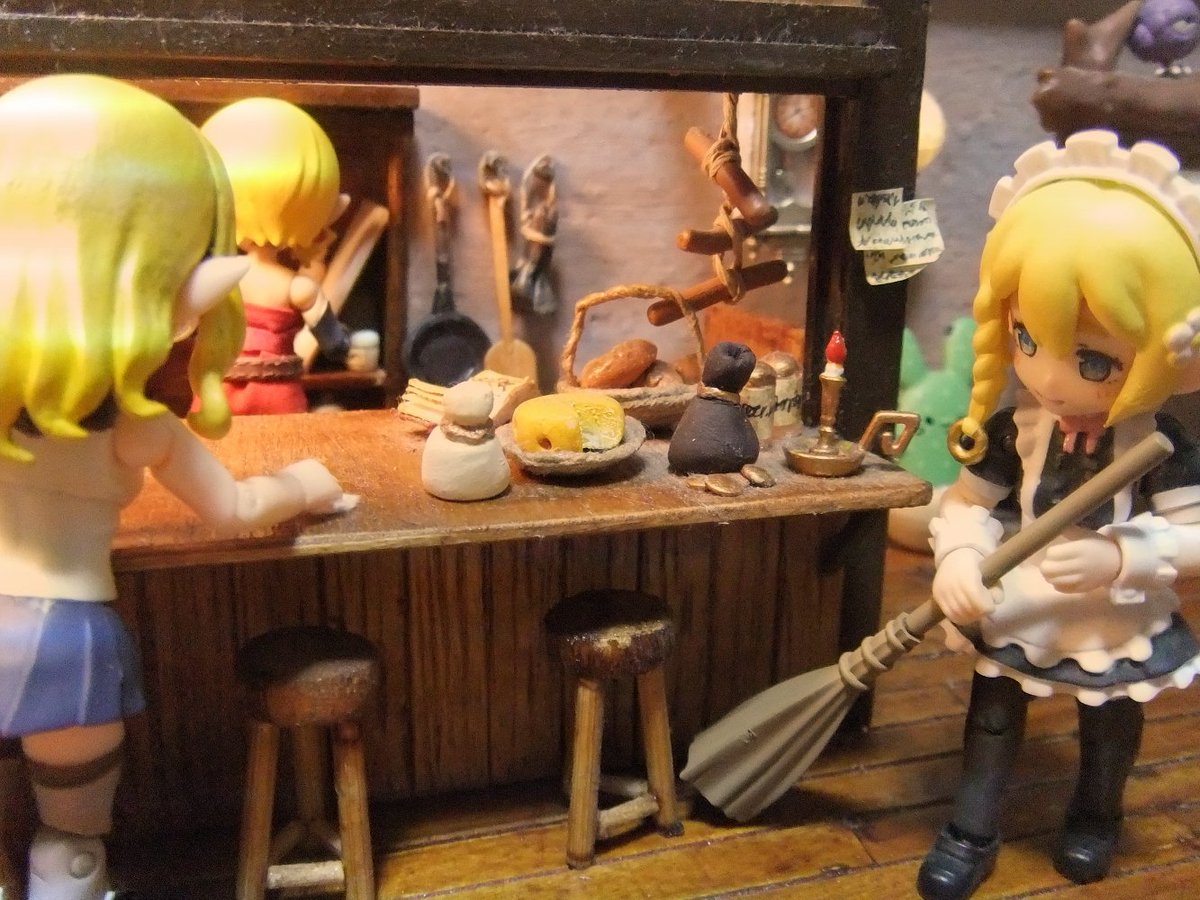 TiTeToro's tweet photo. とても久しぶりに酒場を開いたので
エルフ三姉妹と��ブちゃん達はお掃除中～

#アクアシューターズ
#ガシャポンクエスト
#ジオラマ https://t.co/xqp5yMtSMU