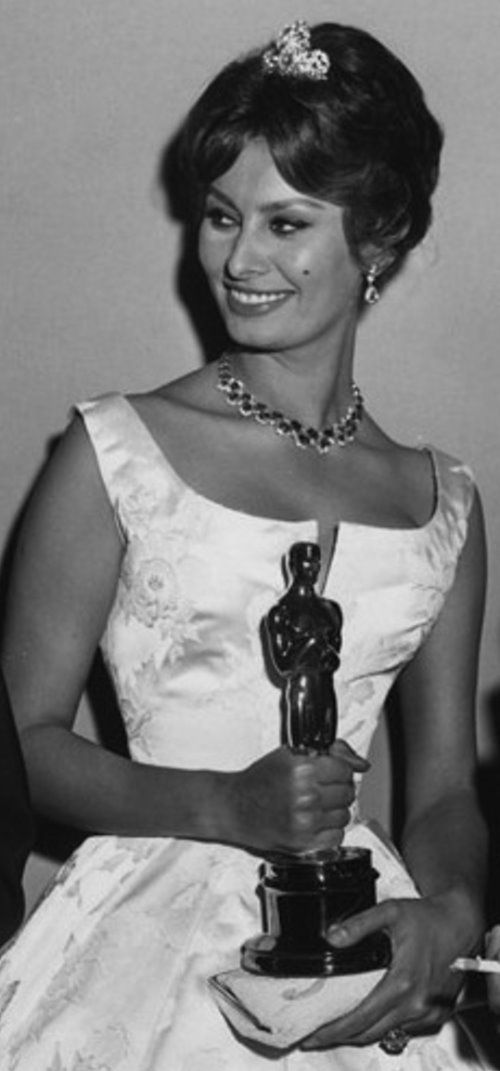 CultFilmsUK's tweet image. With Oscar nominations announced this week, a reminder that in 1961 Sophia Loren became the first performer to win an Academy Award for a non-English-language role for Two Women, directed by Vittorio De Sica.

#sophialoren #oscars #twowomen