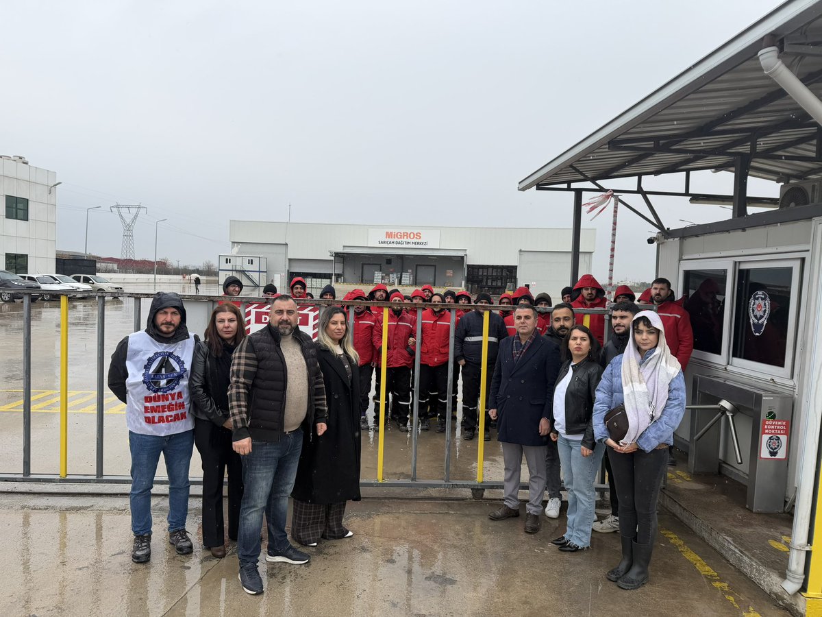 kemalSelim_01's tweet photo. Sarıçam Migros Deposu’nda grev yapan işçi kardeşlerimizin taleplerini yerinde dinledik. CHP Sarıçam Belediye Meclis Üyeleri ve sendika yetkilileriyle birlikte basın açıklaması yaptık.
İşçi kardeşlerimizin yanındayız. ✊
#MigrostaSefaleteHayır 
@eczburhan @DGDSEN @AyhanBarut01 https://t.co/lKByCFSY1J