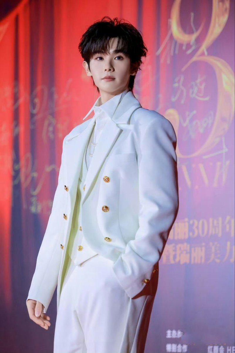 lukkana851's tweet image. บล็อกเกอร์บันเทิงมาลง
ในงานฉลองครบรอบ 30 ปี นิตยสาร Rayli  เกาชิงเฉิน เจ้าชายขี่ม้าขาวของคุณปรากฏตัวในชุดทักซิโด้หางยาวท่ามกลางแสงไฟสะกดทุกสายตา 😱" เค้าติดแท็กน้องว่า ..นักแสดงดาวรุ่งเกาชิงเฉิน ด้วย

NNINE RAYLI 30THANNIVERSARY
#GQCx瑞丽30周年