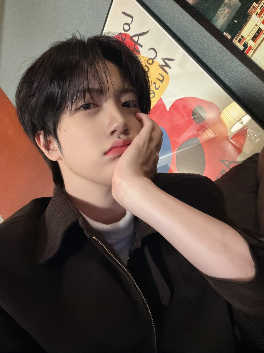 CRAVITY_twt's tweet photo. 시켜줄거야?☺️ 
#원진 https://t.co/BgtuHi1zfQ