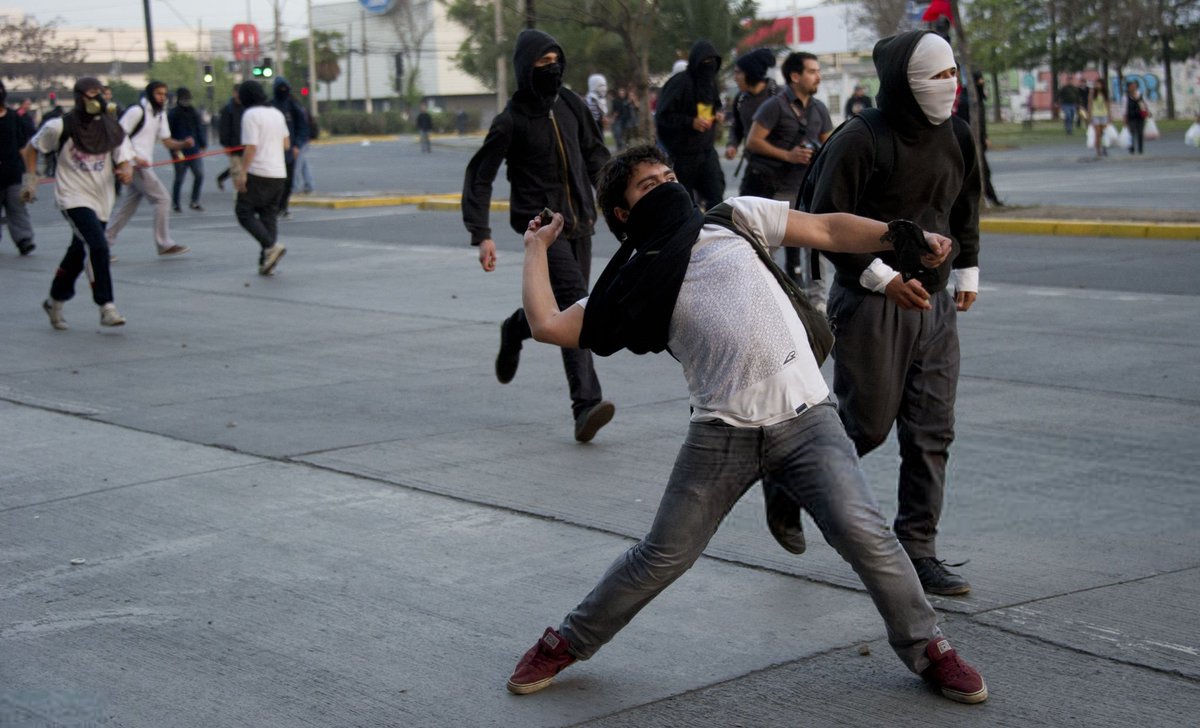 desde_1965's tweet image. La utilización política de los estudiantes en Chile no es accidental ni espontánea: responde a una estrategia histórica de la izquierda, que los moviliza, los expone y los sacrifica en función de su proyecto ideológico.