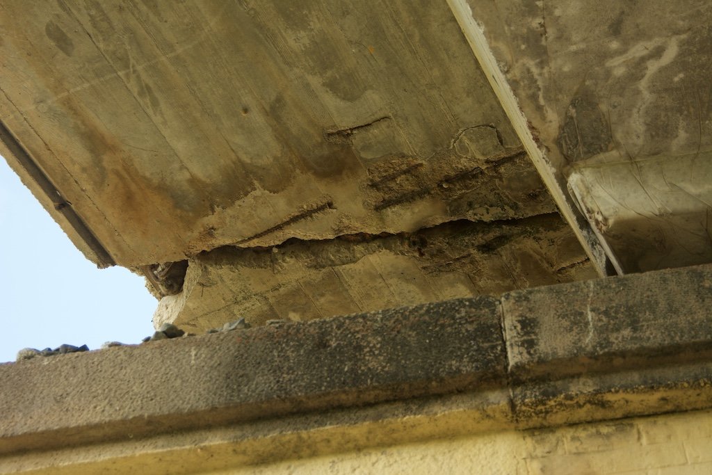 Alvia1304103's tweet image. Además de lo que comentas, el puente sobre el río Foix en Cubelles también presenta un deterioro alarmante. No podemos esperar a que ocurra algo para actuar sobre estas infraestructuras.
⚠️La R2SUD a su paso por la comarca del Garraf necesita intervención urgente⚠️
@eixdiari