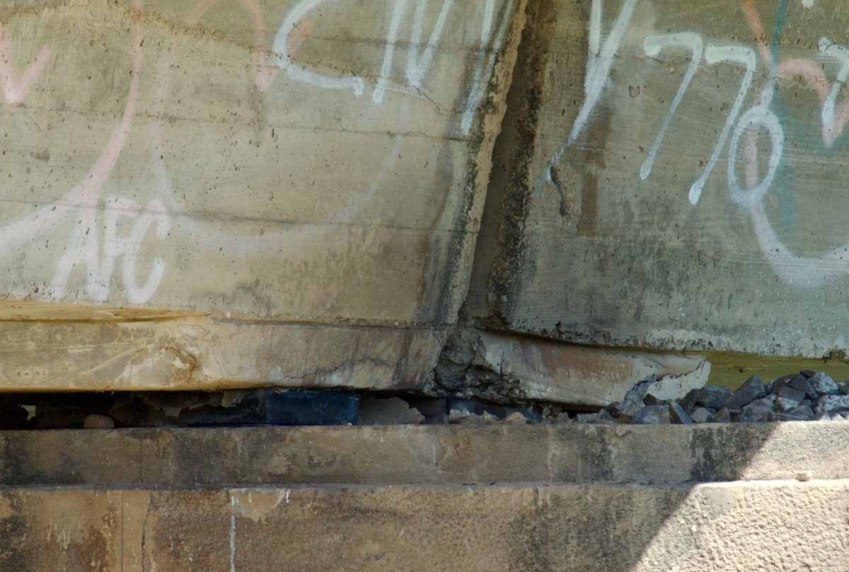 Alvia1304103's tweet image. Además de lo que comentas, el puente sobre el río Foix en Cubelles también presenta un deterioro alarmante. No podemos esperar a que ocurra algo para actuar sobre estas infraestructuras.
⚠️La R2SUD a su paso por la comarca del Garraf necesita intervención urgente⚠️
@eixdiari