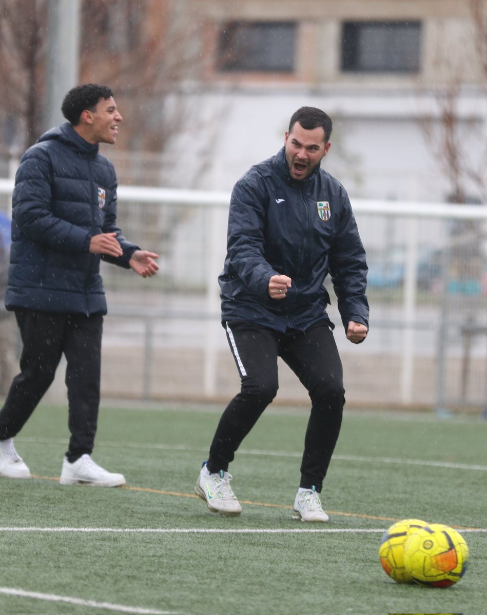 UniBellvitge's tweet photo. La Uni se vive como se siente ⛈️⚽

¡Vamos, Uni! 💪🏻

#VamosUni | #Bellvitge 💙💙 https://t.co/nCTnOGSb4F