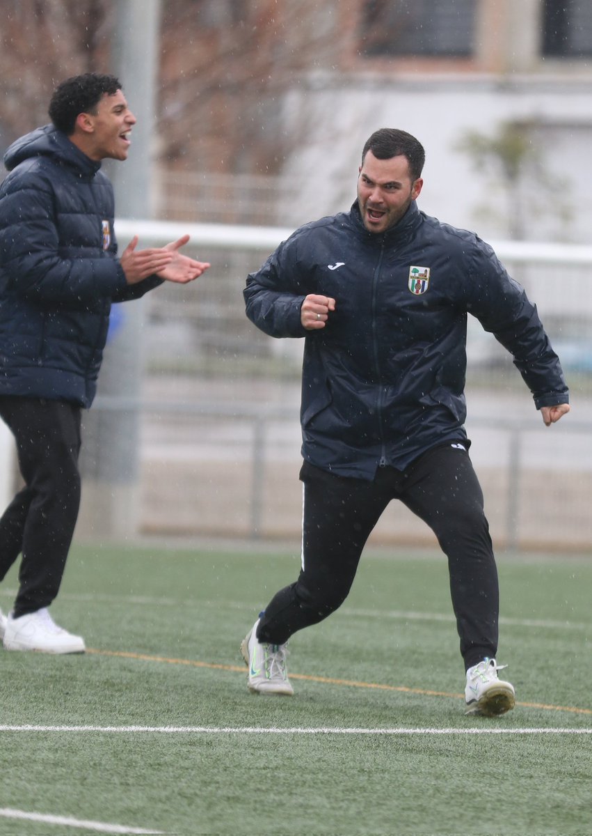 UniBellvitge's tweet photo. La Uni se vive como se siente ⛈️⚽

¡Vamos, Uni! 💪🏻

#VamosUni | #Bellvitge 💙💙 https://t.co/nCTnOGSb4F