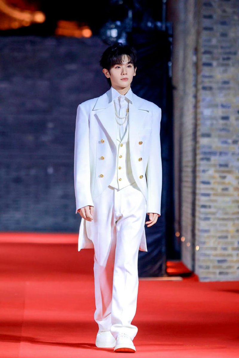 lukkana851's tweet image. บล็อกเกอร์บันเทิงมาลง
ในงานฉลองครบรอบ 30 ปี นิตยสาร Rayli  เกาชิงเฉิน เจ้าชายขี่ม้าขาวของคุณปรากฏตัวในชุดทักซิโด้หางยาวท่ามกลางแสงไฟสะกดทุกสายตา 😱" เค้าติดแท็กน้องว่า ..นักแสดงดาวรุ่งเกาชิงเฉิน ด้วย

NNINE RAYLI 30THANNIVERSARY
#GQCx瑞丽30周年