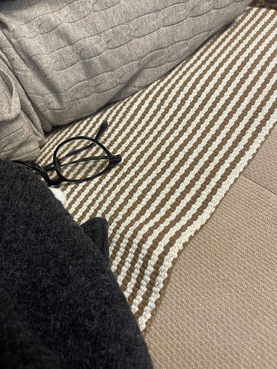 Баруун, зүүн тийш харж хэвтсээр сайхан амарлаа.. Хаяа яг ийм бүтэн өдрийн юу ч хийхгүй амралт яг хэрэгтэй байдаг