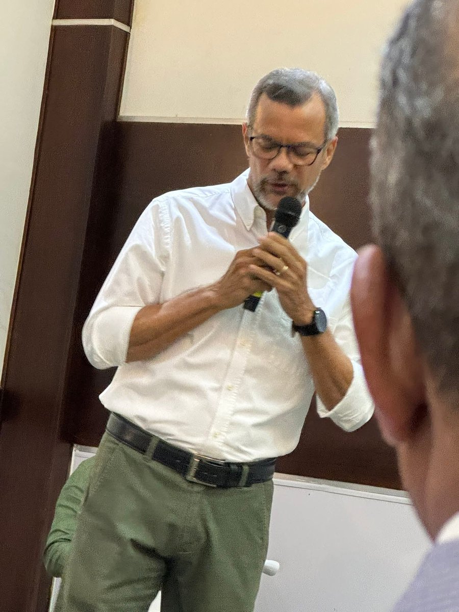 Un gesto sincero y espontáneo se dió ayer en la Asamblea de la provincia de Santiago, un gran aplauso de cerca de un minuto a la gestión del profesor Izquierdo <a href="/profjoseizq/">José Izquierdo</a> en agradeciendo y reconociendo su entrega y dedicación de años al partido, honor a quien honor merece!