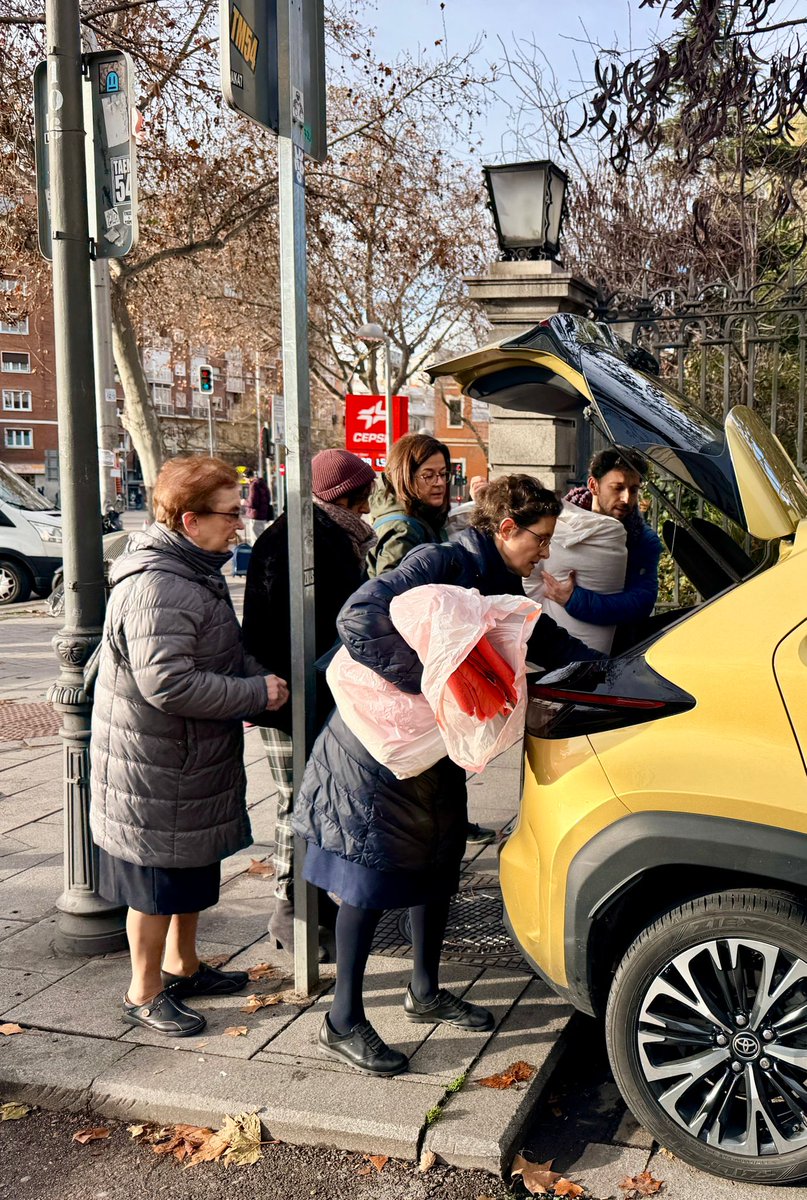 Una parte de la comunidad vicenciana del colegio, Hermanas y profesores, ha salido a las calles de Lavapiés compartiendo el cuidado. Junto con  <a href="/granitoagranito/">Granito A Granito</a>, hemos repartido mantas y productos de higiene a personas que viven en la calle.
#colegiosHHCC #EducaciónVicenciana