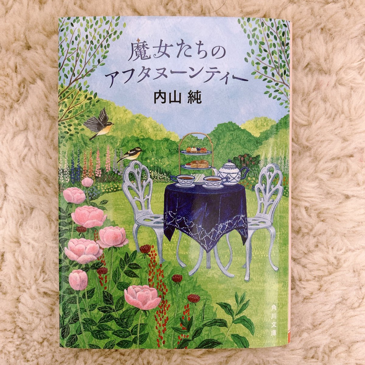 BookBookDog's tweet photo. 内山純『魔女たちのアフタヌーンティー』
タイトル買いした一冊。
毎日紅茶を飲みますが、熱いお湯を入れた時に濃い赤がひろがっていくのは何度見ても綺麗に思うと思い出しました。
ストーリーも細かな表現も使われている語彙も良かった。紅茶やアフタヌーンティーの知識も楽しめる1冊でした。
 #読了 https://t.co/iVfDu7P7jj