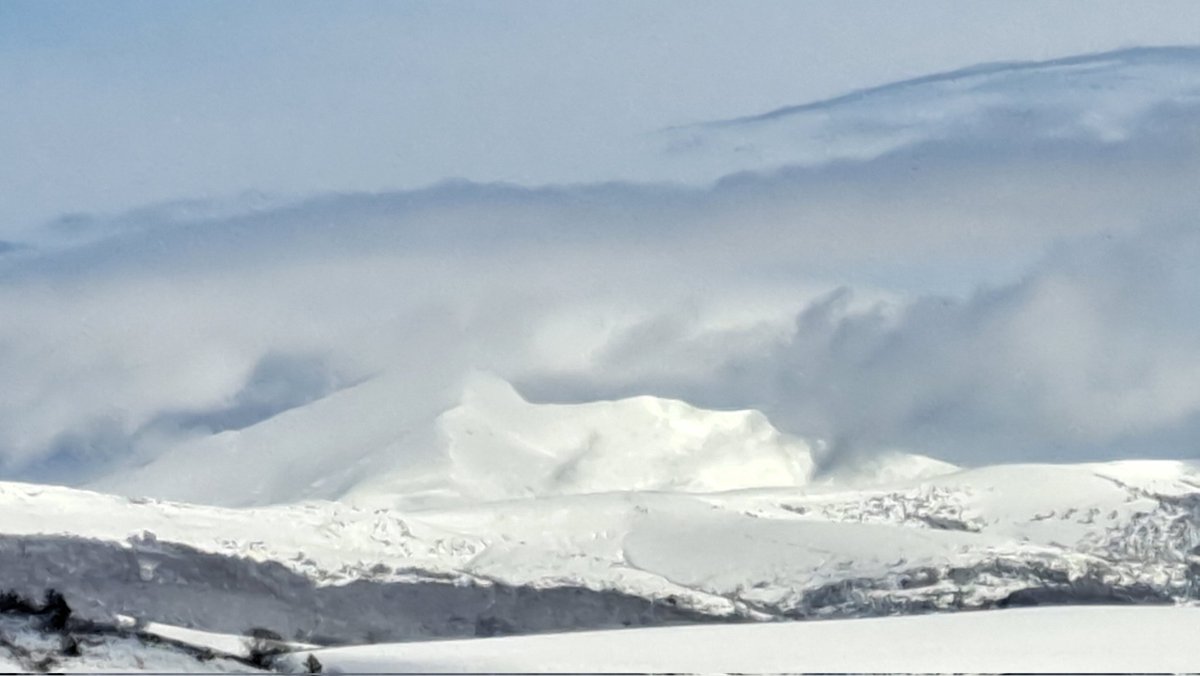 #Orhi con sus 2017m luce bien cargado de nieve y lo que le queda por recibir todavía...