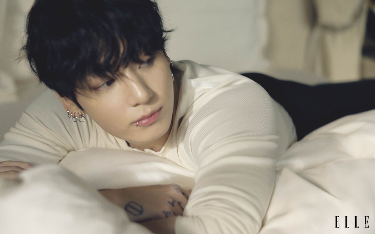 ELLEThailand's tweet photo. #ELLEDigitalCover Jung Kook โกลบอลแอมบาสซาเดอร์ของ CHANEL Beauty ในแฟชั่นเซ็ตดิจิทัล คัฟเวอร์ เดือนมกราคม สะท้อนคาแร็กเตอร์และไลฟ์สไตล์คนรุ่นใหม่ที่ดื่มด่ำบรรยากาศสุดคลาสสิกของกรุงปารีสและโรงแรม Ritz สถานที่ประวัติศาสตร์อันยาวนานของ CHANEL
 
#ELLEThailand
#CHANELBeauty #JungKook https://t.co/Yw3zQrC5bu