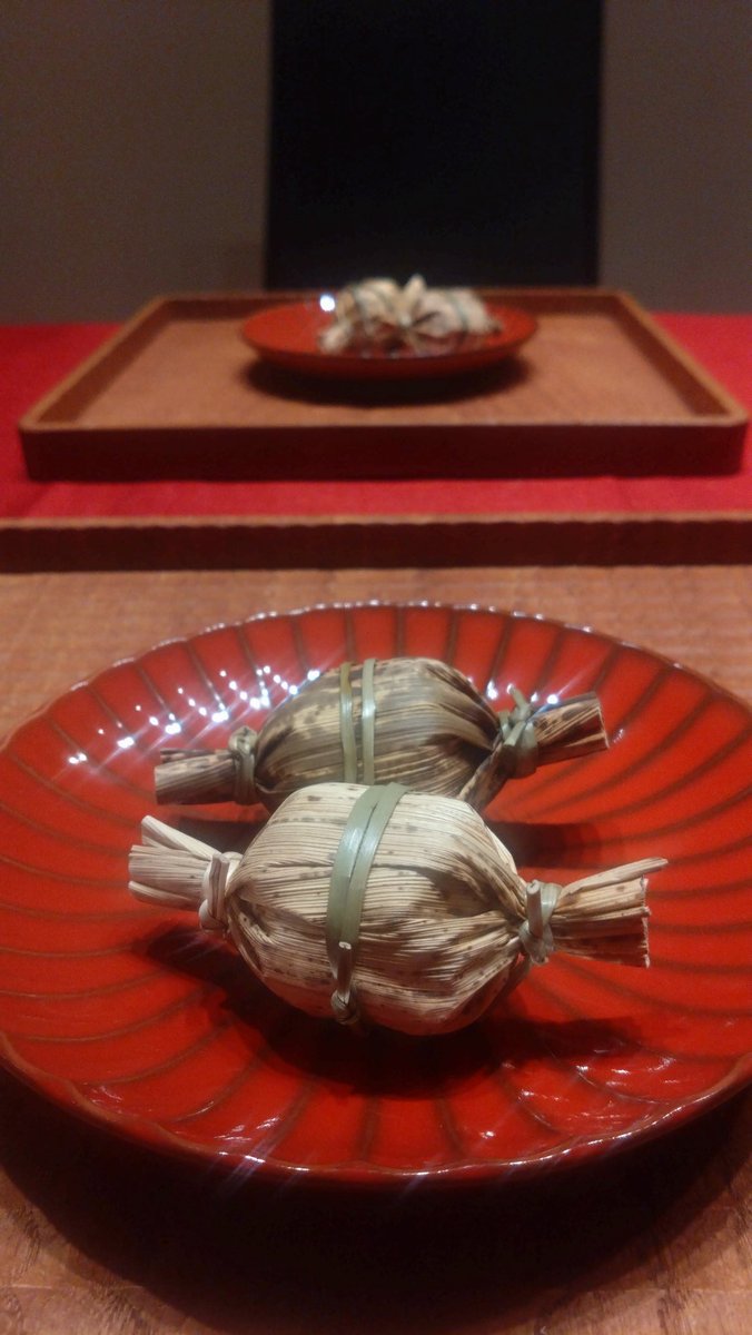 mipple's tweet photo. 京都に行ったので今日のおやつは鍵善良房さんの季節菓子、福俵。
こし餡の品の良さ、道明寺、付属のきな粉に至るまで美味しいのはもちろん、美しい結び目は職人さんへのリスペクトをせずにはいられないお菓子です。3点がキッチリ結んであって、見た目も本当に俵のようで、福が来そうです。
#鍵善良房 https://t.co/TMnF8vqPUr