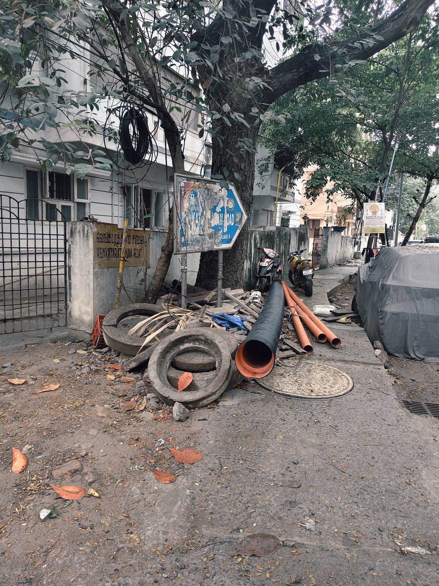 senthilboomi's tweet photo. Near Viswakarma Apts, No 20 Venkatrathinam Salai. Zone 9, Ward 118. When this can be removed. I already called Teynampet AE but no action from him. Entire road has debris from the SWD work. Even after 6 months of completing the work but no removal of waste items. @chennaicorp https://t.co/ecYuCkh2eA