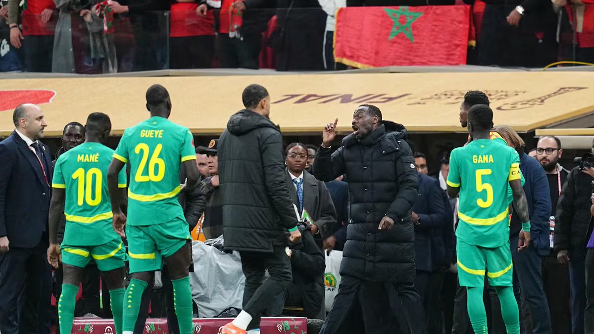 🚨 RAPPEL – DINGUERIE TOTALE🇸🇳

Le Maroc 🇲🇦 s’est fait VOLER. Les faits, rien que les faits :

❌ Penalty tiré pelouse envahie → illégal
❌ Les joueurs 🇸🇳 quittent le terrain → fin de match obligatoire
❌ Abandon = défaite 3–0 selon le règlement
❌ Joueurs sortis = cartons