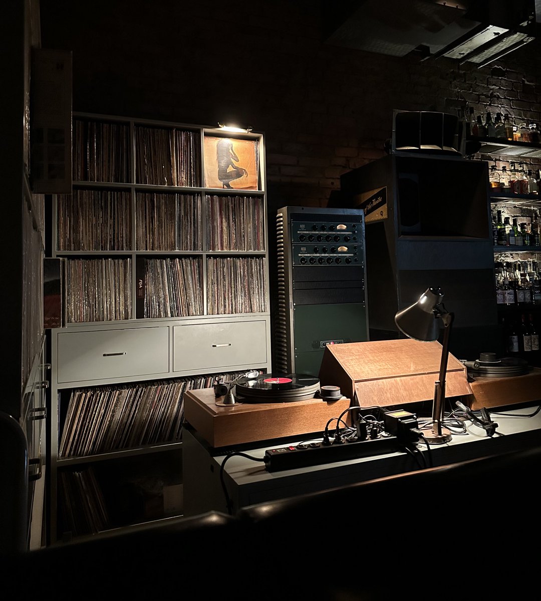 大阪にあるミュージックbarに行きました。

ヴィンテージALTEC音響システムに、イカしたjazzが最高です🎶