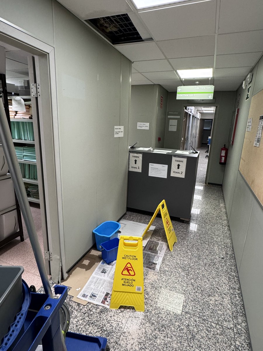 juezprogramador's tweet image. Esta semana hemos vuelto a tener goteras en el pasillo del Juzgado. 2 años ya con el agujero en el techo… ¡Le voy a coger hasta cariño!