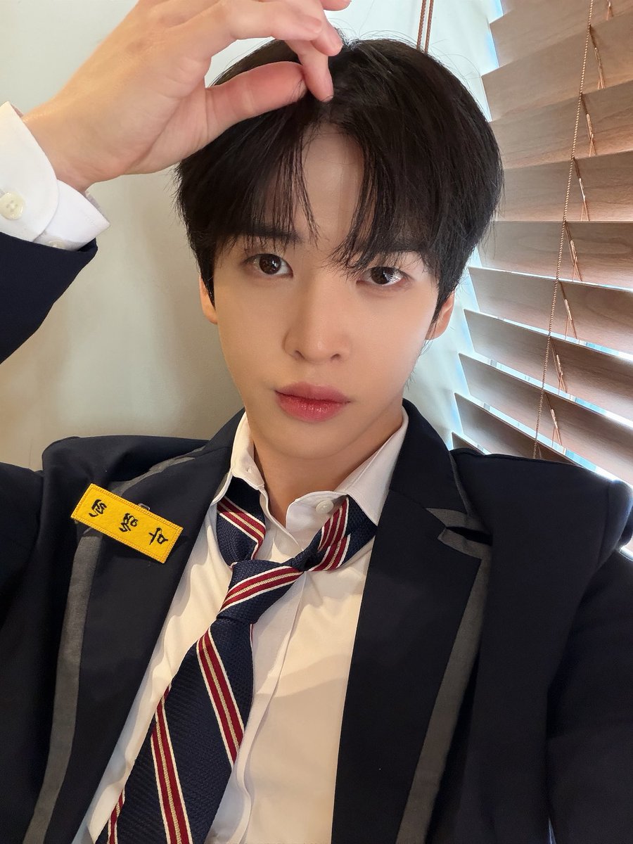 CRAVITY_twt's tweet photo. Notice me Senpai..!! >< 
#앨런 #ALLEN https://t.co/LXkRs13SIn