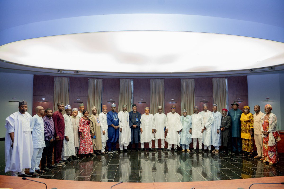 I received, with deep appreciation, the leadership of the Arewa Think Tank on a courtesy visit at the Sir Kashim Ibrahim House, Kaduna. The delegation was led by its Chairman and former Governor of Kaduna State, His Excellency, Alhaji Mukhtar Ramalan Yero, and the Former Chief of
