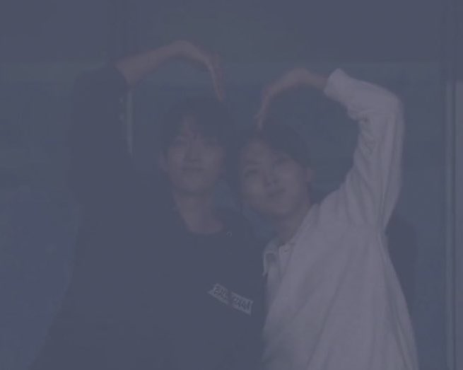 KyeomsBaekery's tweet image. DOKYEOM AND SEUNGKWAN MAKING A HEART IN THE BACK GOT CAPTURED DURING PHOTO TIME😭🤍 #도겸