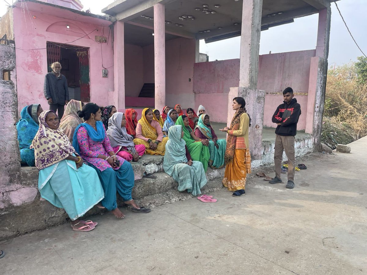 मध्यप्रदेश | मनरेगा बचाओ संग्राम

📍 विधानसभा – बुधनी

मनरेगा बचाओ संग्राम के अंतर्गत जिला सीहोर की विधानसभा बुधनी स्थित नगर पंचायत बुधनी में कार्यक्रम आयोजित किया गया। 

इस दौरान मनरेगा श्रमिकों से संवाद कर योजना को कमजोर करने की कोशिशों, नीतिगत बदलावों और उनसे श्रमिकों के