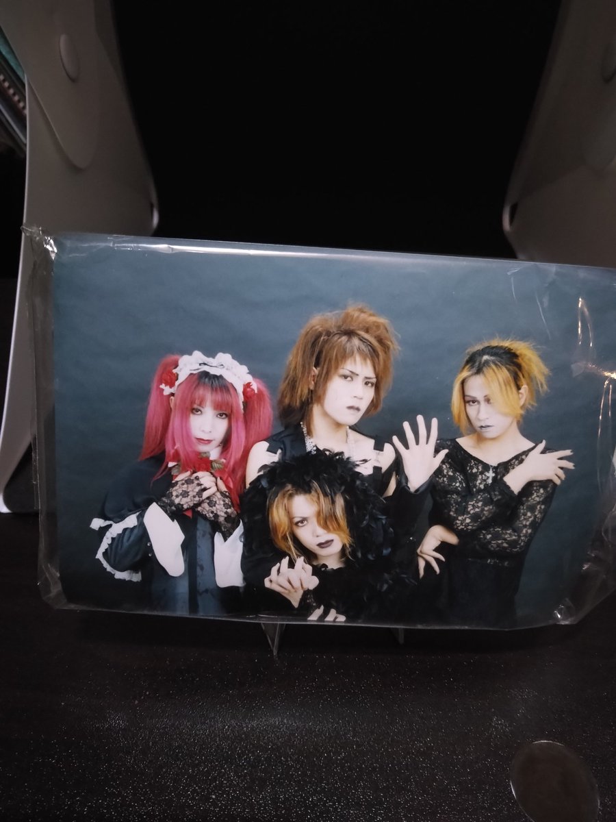 大切な頭文字EのバンドさんEllDoradoさんです。特典の生写真を見て曲も