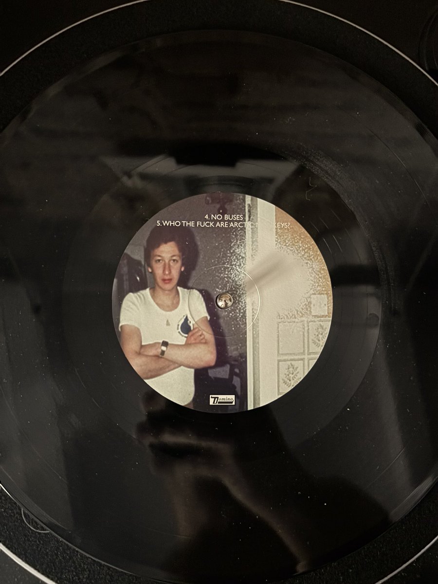 franngomez's tweet photo. Increíble que hayan hecho dos de los mejores B-sides de la historia de los B-sides y decidieron ponerle esta foto al vinilo 😂 

Old arctic monkeys son insuperables. https://t.co/wiijrfuMmD