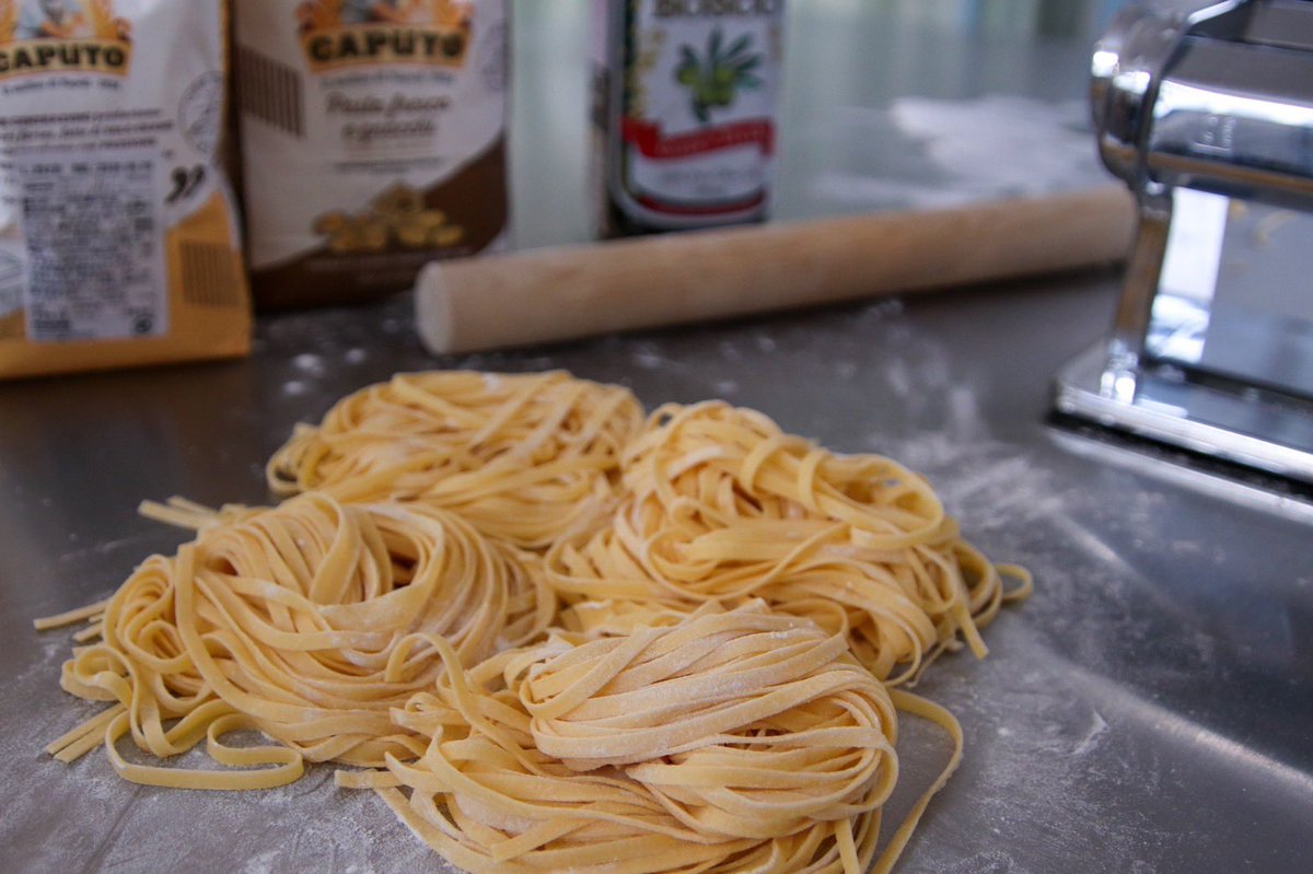 引っ越してキッチンは広くなり、小麦粉をこねる台も買い、小麦さんはのびのびとお料理を楽しんでいる。
小麦粉をこねる台の凄いところは小麦粉をこねる時以外本当に出番が無いことです。
#おうちごはん
#小麦ごはん
