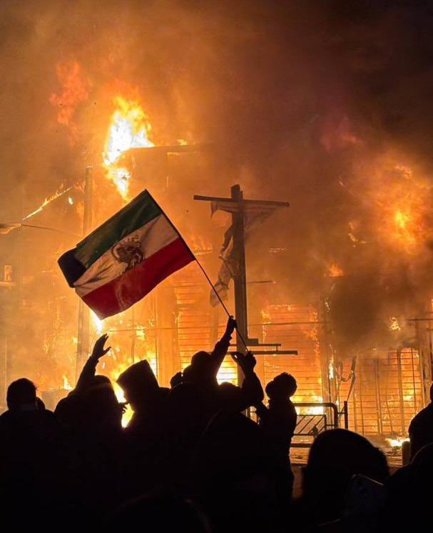 amir_min1's tweet photo. این عکس در تاریخ ایران باید ثبت شود!
#جاویدشاه https://t.co/8EHdsm3Zf6